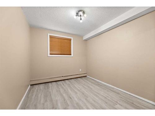 13-1717 Westmount Road Nw, Calgary, AB - Indoor Photo Showing Other Room