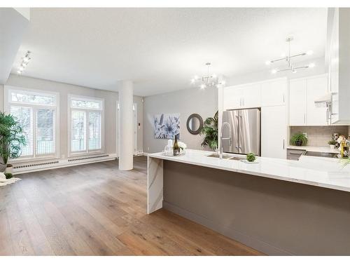 8102-400 Eau Claire Avenue Sw, Calgary, AB - Indoor Photo Showing Kitchen With Upgraded Kitchen