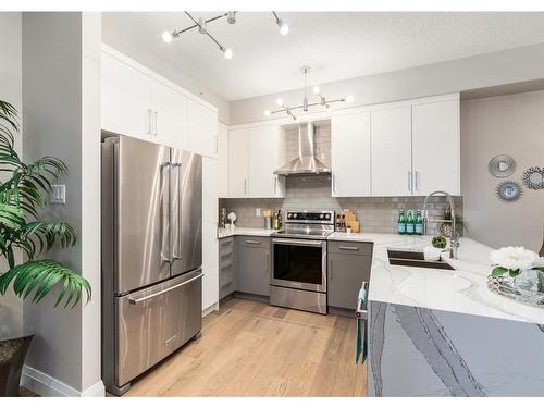 8102-400 Eau Claire Avenue Sw, Calgary, AB - Indoor Photo Showing Kitchen With Stainless Steel Kitchen