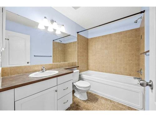 22 New Brighton Green Se, Calgary, AB - Indoor Photo Showing Bathroom