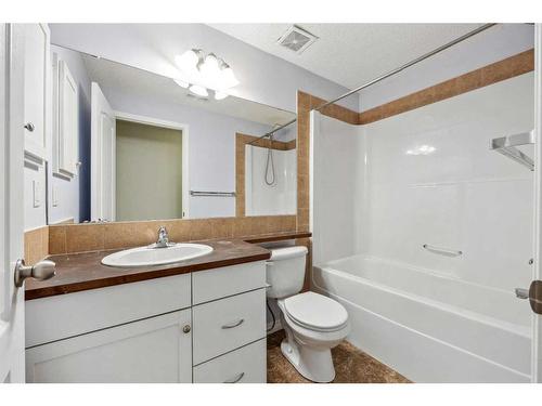 22 New Brighton Green Se, Calgary, AB - Indoor Photo Showing Bathroom