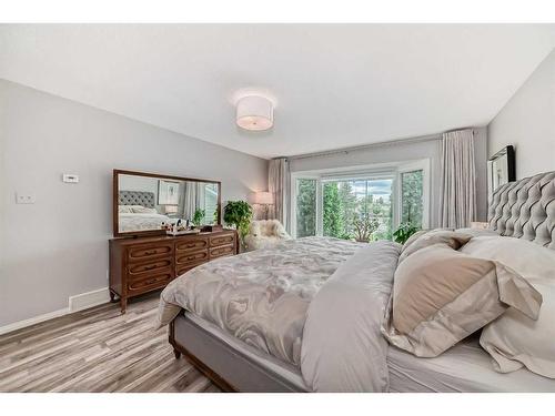 87 Woodglen Circle Sw, Calgary, AB - Indoor Photo Showing Bedroom