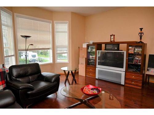 90 Cougarstone Close Sw, Calgary, AB - Indoor Photo Showing Living Room