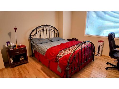 90 Cougarstone Close Sw, Calgary, AB - Indoor Photo Showing Bedroom