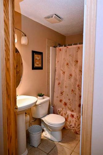 90 Cougarstone Close Sw, Calgary, AB - Indoor Photo Showing Bathroom