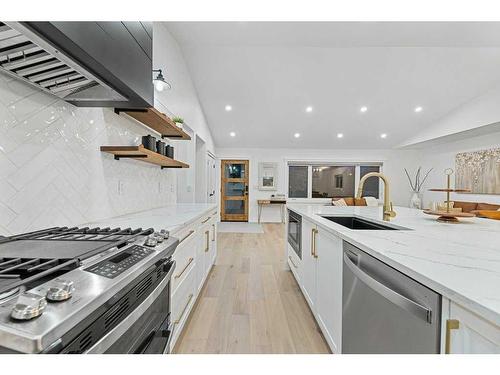 931 Parkwood Way Se, Calgary, AB - Indoor Photo Showing Kitchen With Upgraded Kitchen