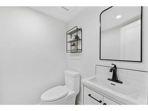 931 Parkwood Way Se, Calgary, AB - Indoor Photo Showing Bathroom