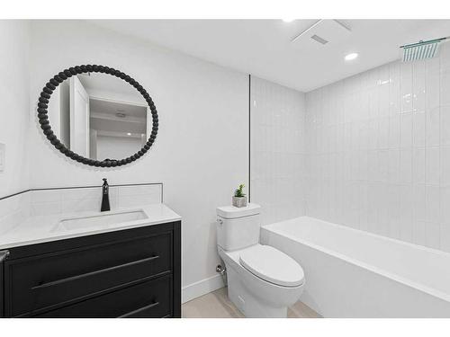 931 Parkwood Way Se, Calgary, AB - Indoor Photo Showing Bathroom