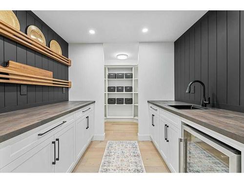 931 Parkwood Way Se, Calgary, AB - Indoor Photo Showing Kitchen With Upgraded Kitchen