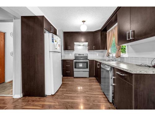 10 Falchurch Road Ne, Calgary, AB - Indoor Photo Showing Kitchen