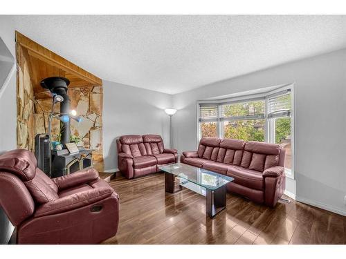 10 Falchurch Road Ne, Calgary, AB - Indoor Photo Showing Living Room