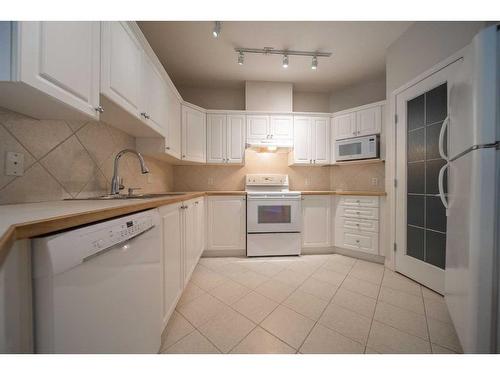 1110-1110 Lake Fraser Green Se, Calgary, AB - Indoor Photo Showing Kitchen