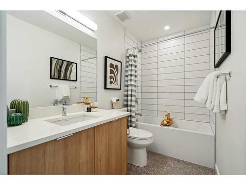 135 Quesnay Wood Link Sw, Calgary, AB - Indoor Photo Showing Bathroom