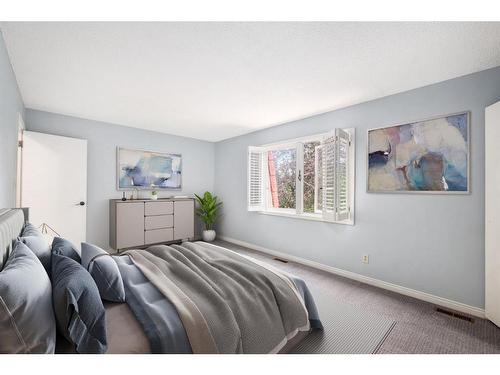 23-714 Willow Park Drive Se, Calgary, AB - Indoor Photo Showing Bedroom