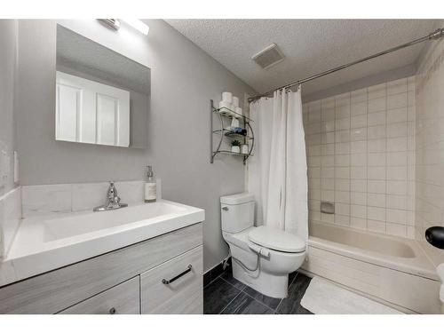 503 Harvest Lake Drive Ne, Calgary, AB - Indoor Photo Showing Bathroom