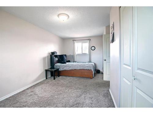 4016 44 Avenue Ne, Calgary, AB - Indoor Photo Showing Bedroom