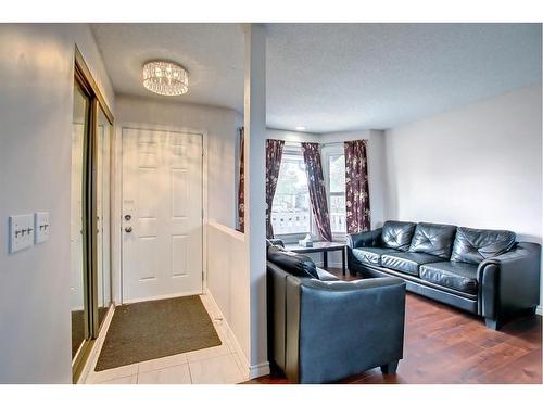 4016 44 Avenue Ne, Calgary, AB - Indoor Photo Showing Living Room