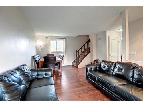 4016 44 Avenue Ne, Calgary, AB - Indoor Photo Showing Living Room