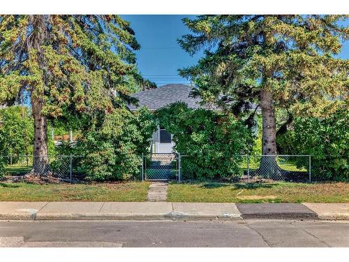 8348 47 Avenue Nw, Calgary, AB - Outdoor