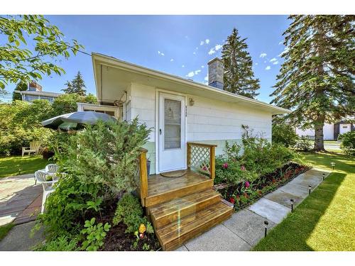 8348 47 Avenue Nw, Calgary, AB - Outdoor