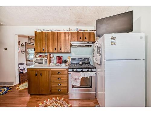 8348 47 Avenue Nw, Calgary, AB - Indoor Photo Showing Kitchen