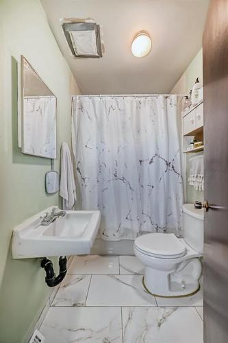8348 47 Avenue Nw, Calgary, AB - Indoor Photo Showing Bathroom