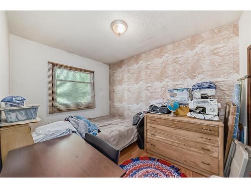 8348 47 Avenue Nw, Calgary, AB - Indoor Photo Showing Bedroom