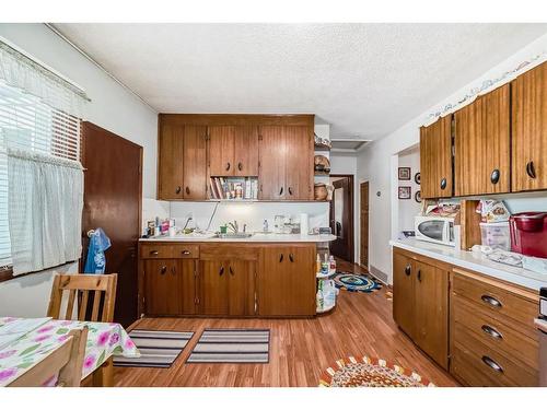 8348 47 Avenue Nw, Calgary, AB - Indoor Photo Showing Kitchen