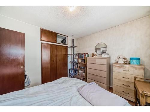 8348 47 Avenue Nw, Calgary, AB - Indoor Photo Showing Bedroom