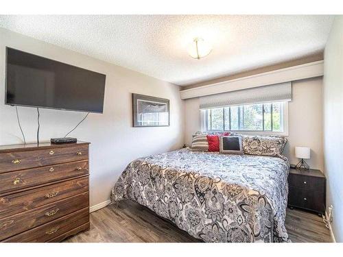 6220 Bowness Road Nw, Calgary, AB - Indoor Photo Showing Bedroom