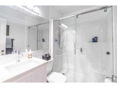 6220 Bowness Road Nw, Calgary, AB - Indoor Photo Showing Bathroom