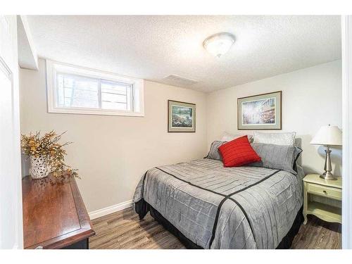 6220 Bowness Road Nw, Calgary, AB - Indoor Photo Showing Bedroom