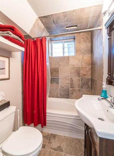 6220 Bowness Road Nw, Calgary, AB - Indoor Photo Showing Bathroom
