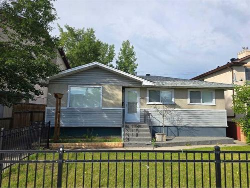 6220 Bowness Road Nw, Calgary, AB - Indoor Photo Showing Living Room