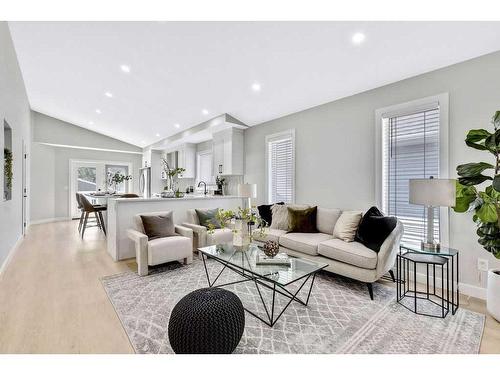 1365 Somerside Drive Sw, Calgary, AB - Indoor Photo Showing Living Room