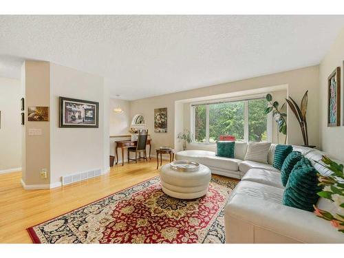 1650 Westmount Boulevard Nw, Calgary, AB - Indoor Photo Showing Living Room