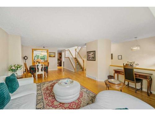 1650 Westmount Boulevard Nw, Calgary, AB - Indoor Photo Showing Living Room