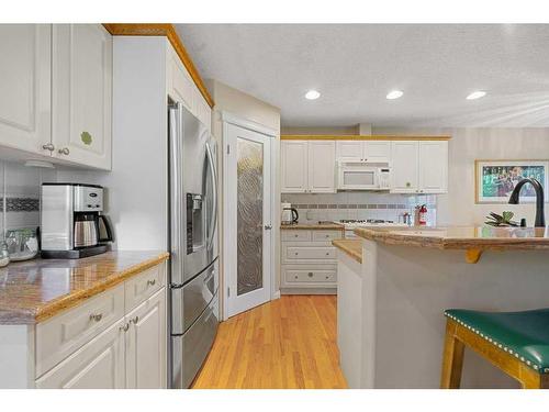 1650 Westmount Boulevard Nw, Calgary, AB - Indoor Photo Showing Kitchen