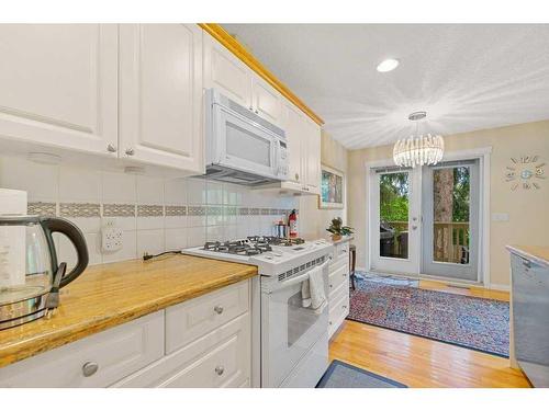 1650 Westmount Boulevard Nw, Calgary, AB - Indoor Photo Showing Kitchen