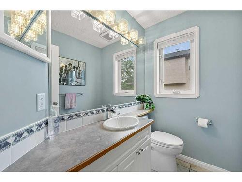 1650 Westmount Boulevard Nw, Calgary, AB - Indoor Photo Showing Bathroom