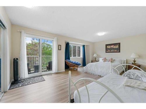 1650 Westmount Boulevard Nw, Calgary, AB - Indoor Photo Showing Bedroom