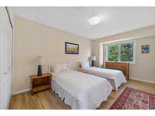 1650 Westmount Boulevard Nw, Calgary, AB - Indoor Photo Showing Bedroom