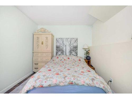 1650 Westmount Boulevard Nw, Calgary, AB - Indoor Photo Showing Bedroom