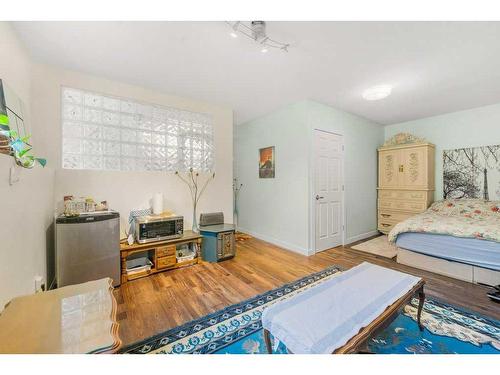 1650 Westmount Boulevard Nw, Calgary, AB - Indoor Photo Showing Bedroom