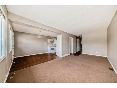 6425 35 Avenue Nw, Calgary, AB - Indoor Photo Showing Other Room