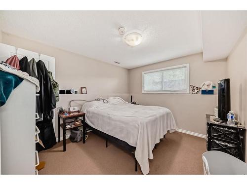 6425 35 Avenue Nw, Calgary, AB - Indoor Photo Showing Bedroom