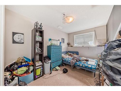 6425 35 Avenue Nw, Calgary, AB - Indoor Photo Showing Bedroom