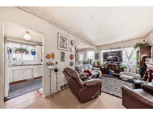 6425 35 Avenue Nw, Calgary, AB - Indoor Photo Showing Living Room