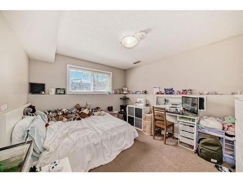 6425 35 Avenue Nw, Calgary, AB - Indoor Photo Showing Bedroom