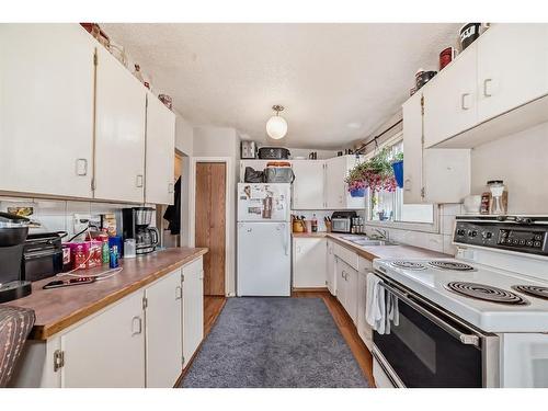 6425 35 Avenue Nw, Calgary, AB - Indoor Photo Showing Kitchen